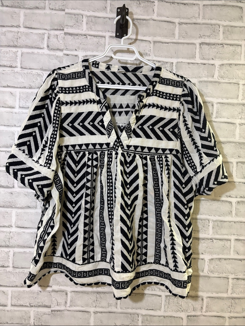 Old Navy Black & White Geometric V-Neck Women's Top, XXL